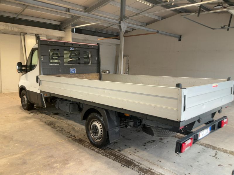 Задна лява страна